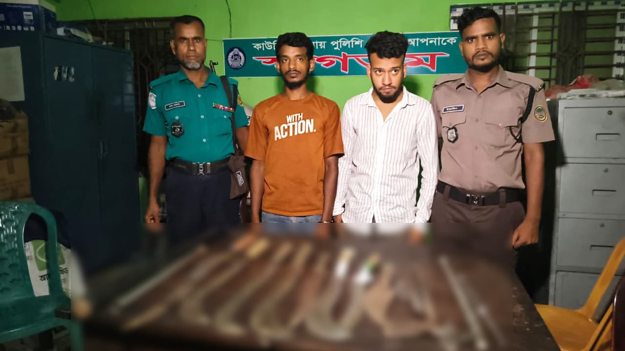 বরিশালে কিশোর গ্যাংয়ের অস্ত্রভান্ডার উদ্ধার, আটক ২