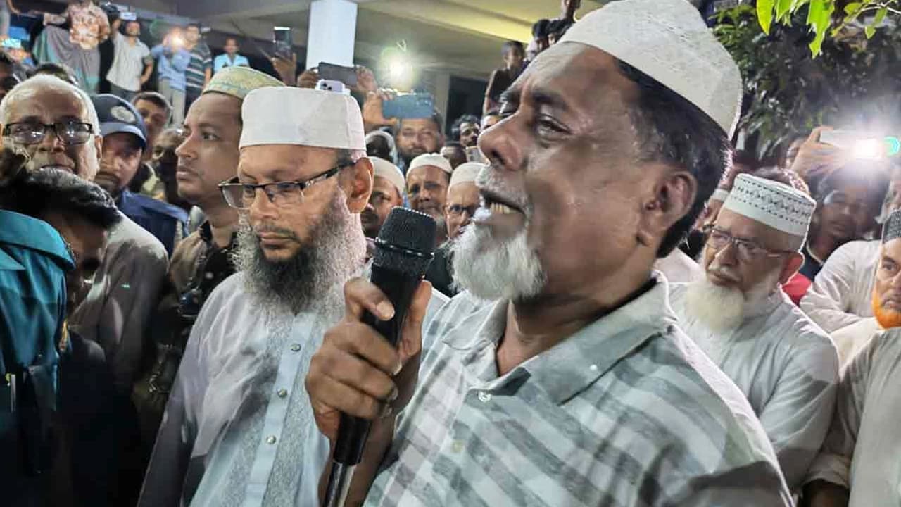 ডান্ডাবেড়ি ও হাতকড়া পরে বাবার জানাজায় অংশ নিলেন সাবেক মেয়র কামাল হোসেন