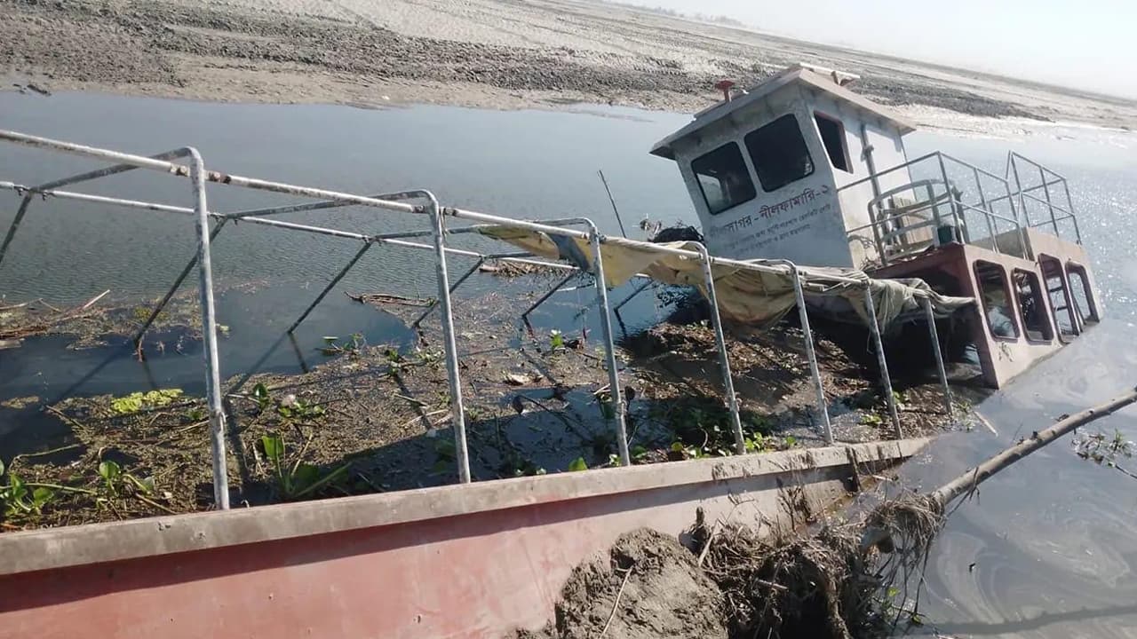 নীলফামারীতে কোটি টাকার উদ্ধারকারী বোটগুলো এখন অচল, তলিয়ে যাচ্ছে তিস্তায়