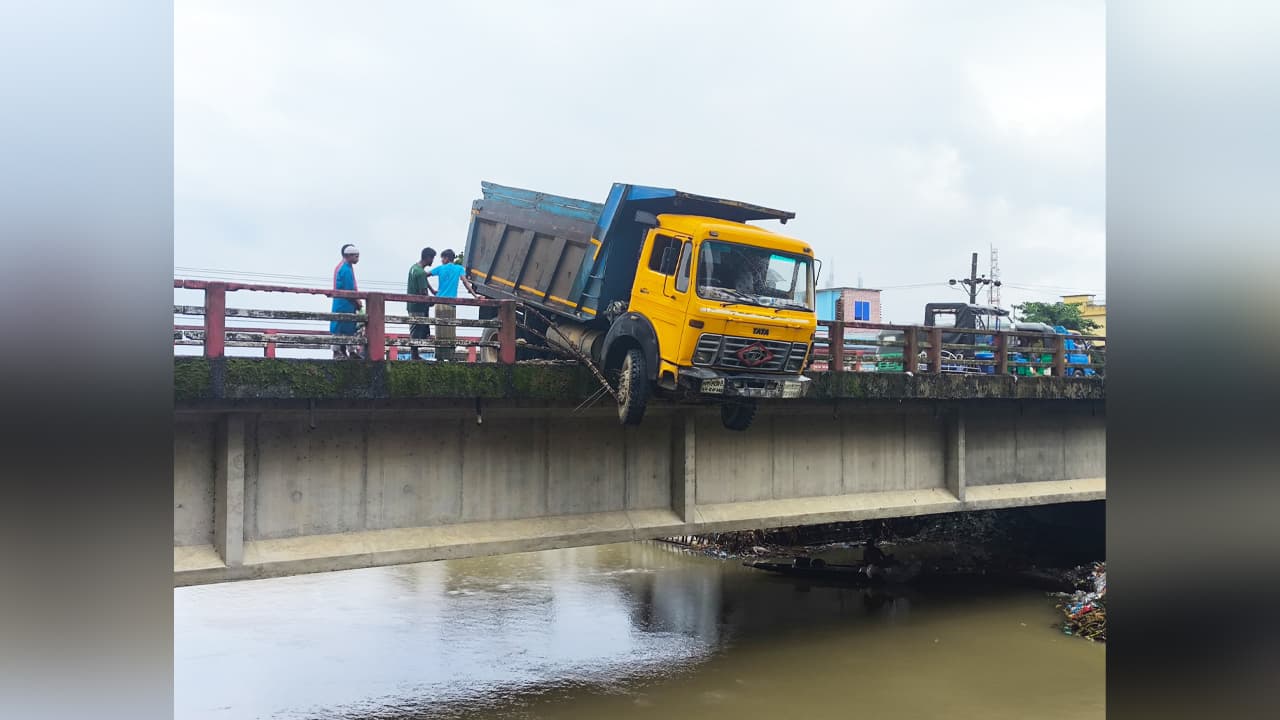 সুনামগঞ্জে সেতুর রেলিং ভেঙে ঝুলে আছে ট্রাক