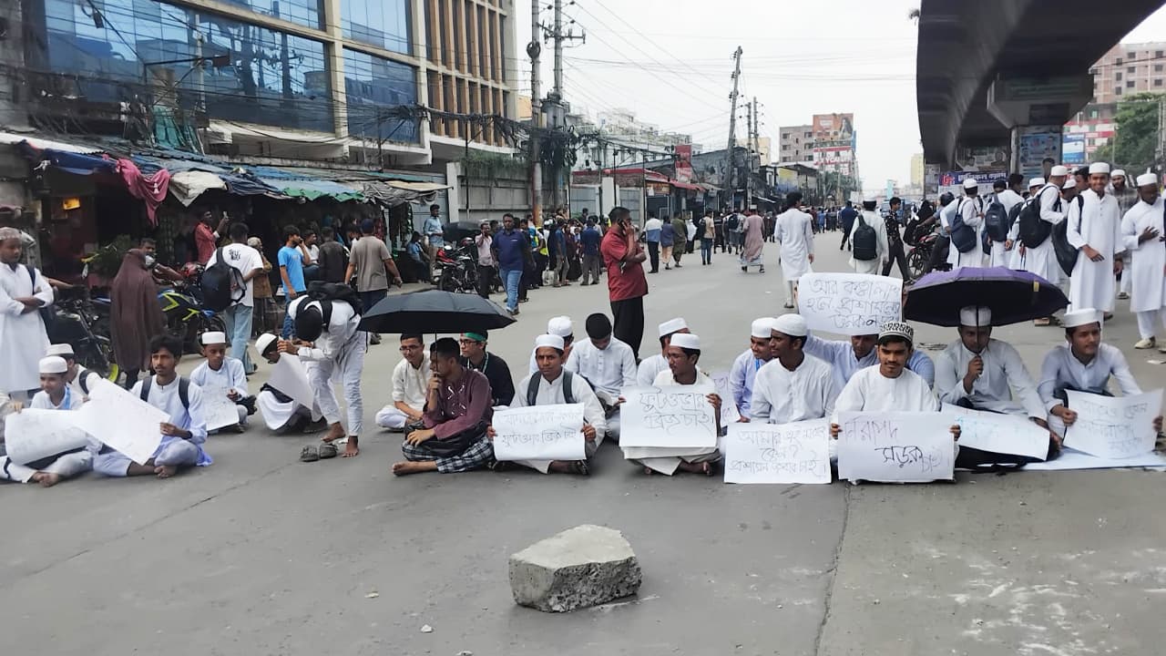 টঙ্গীতে কাভার্ডভ্যানের চাপায় মাদ্রাসাছাত্র নিহত, মহাসড়ক অবরোধ শিক্ষার্থীদের