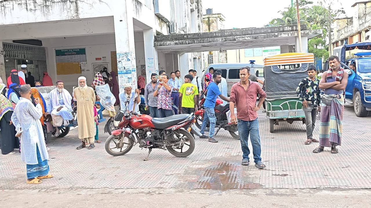 বাগেরহাটে বাসের ধাক্কায় অটোরিকশা চালক নিহত, আহত ৪