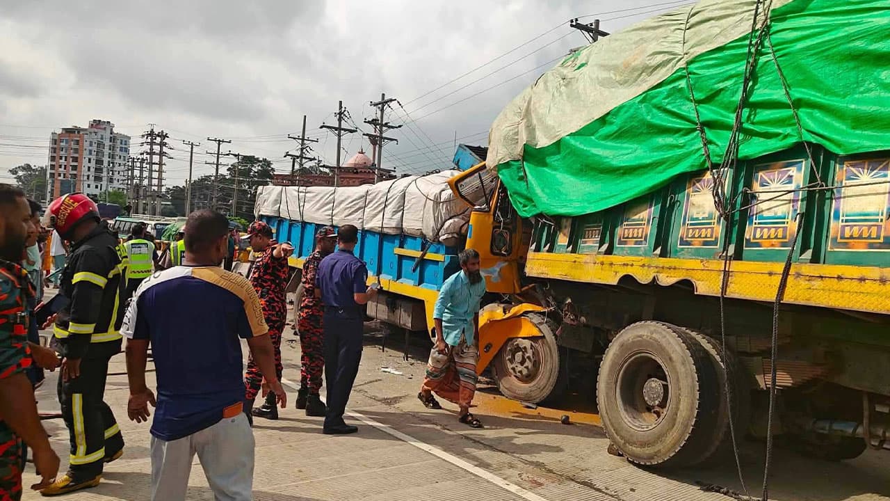 বগুড়ায় ট্রাকের ধাক্কায় বাবা-ছেলেসহ তিনজনের মৃত্যু