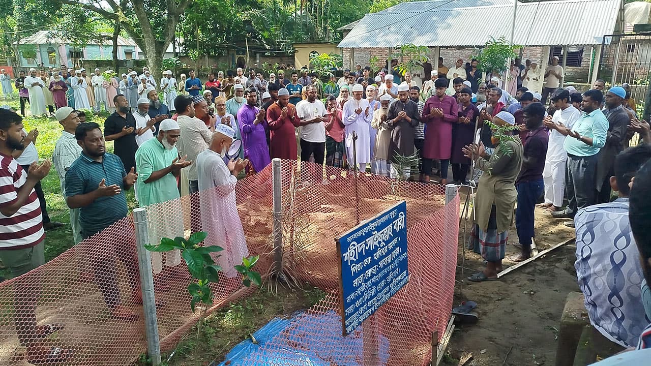 সাইফুল্লাহর কবরের পাশে সমাহিত সালাউদ্দিন