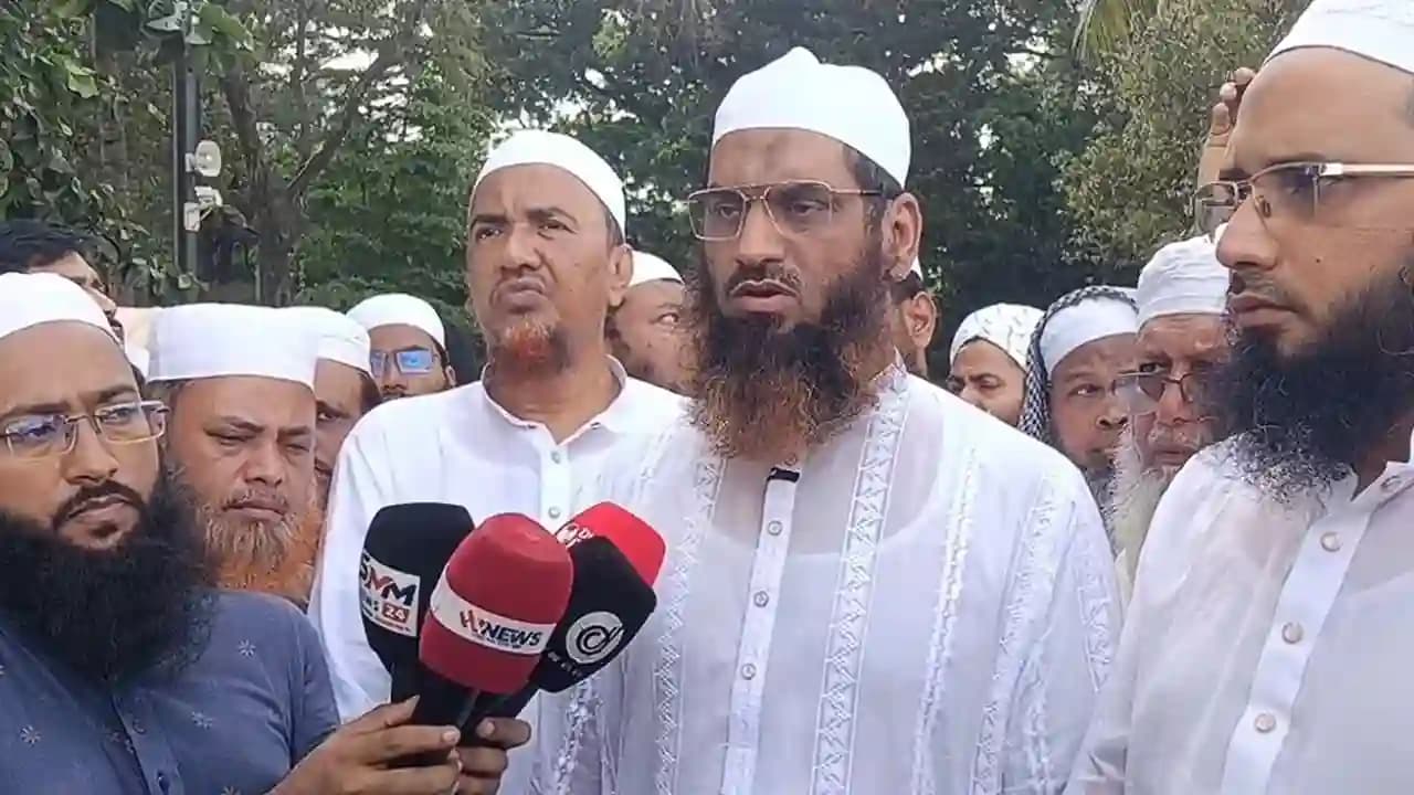 শহীদদের ভাস্কর্য থেকে মুখাবয়ব সরিয়ে স্মৃতিচিত্রিত করার আহ্বান মামুনুল হকের