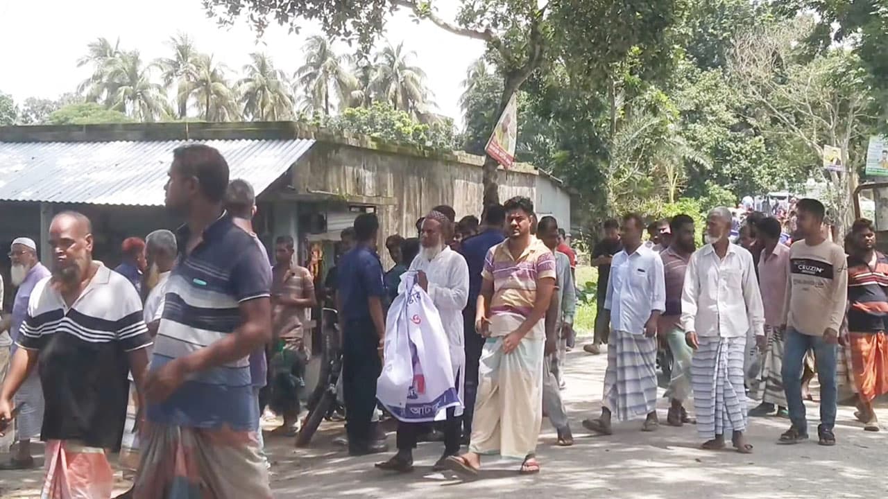 পাবনায় মানববন্ধনে পিস্তল উঁচিয়ে হামলা, গুলিবিদ্ধ ১