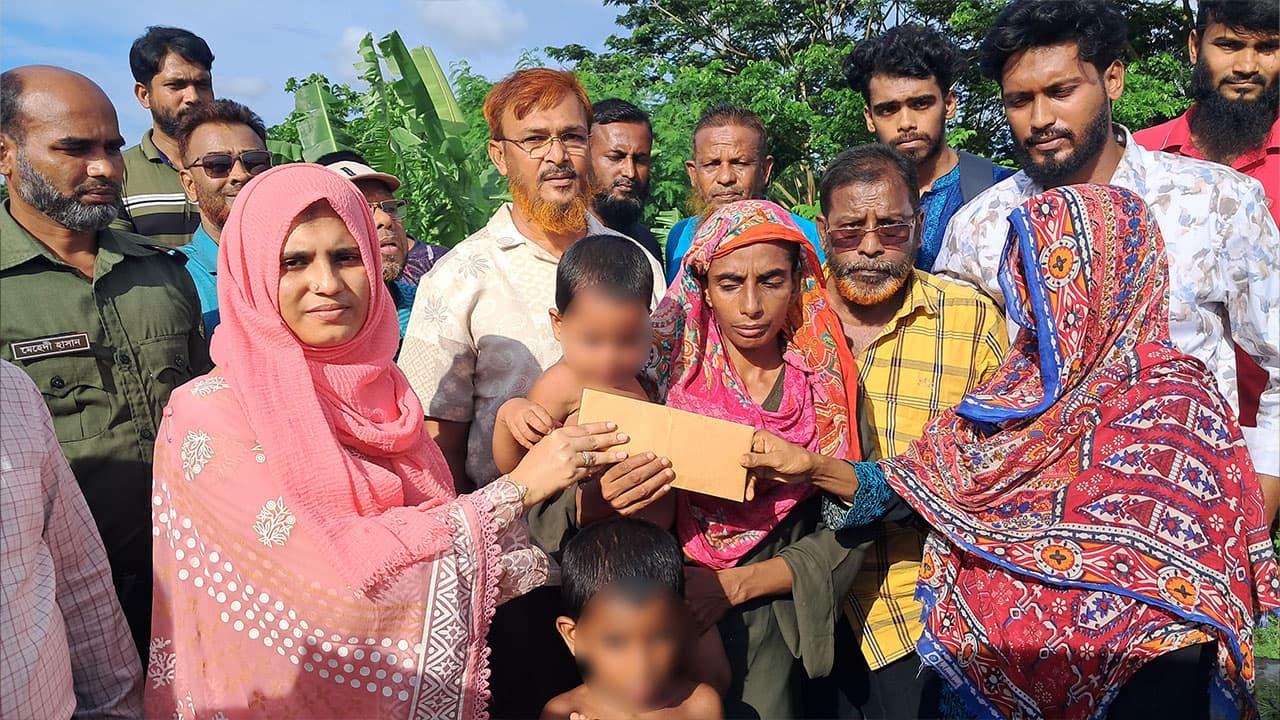 চুল বিক্রি করে ঘরভাড়া মেটানো রেহানার পাশে প্রতিমন্ত্রী, মিলল ঘর ও সহায়তা