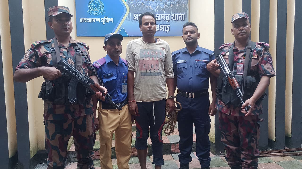 পঞ্চগড়ে আখ চুরি করতে ঢুকে আটক ভারতীয় নাগরিককে পুলিশে সোপর্দ