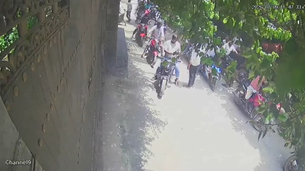 নাটোরে প্রয়াত প্রতিমন্ত্রীর বাসভবনে হামলা ও ভাঙচুর