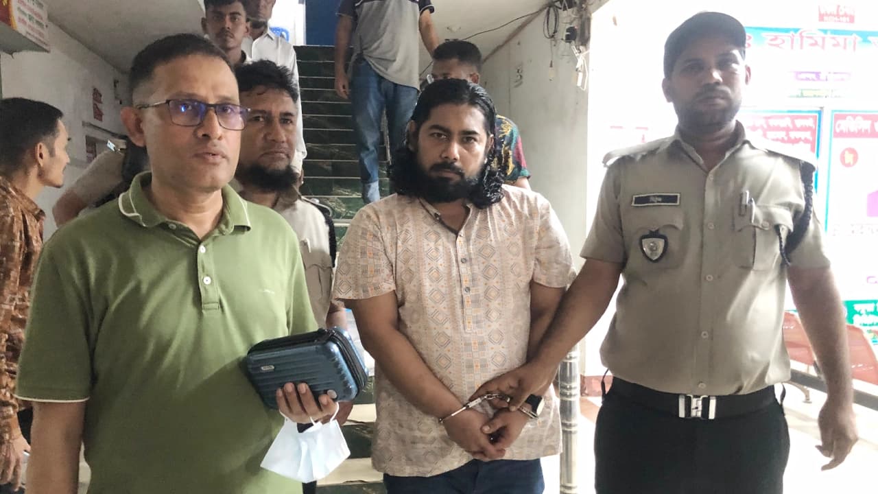 চাঁদপুরে ইয়াবা ও মাদক সেবনের সরঞ্জামসহ চিকিৎসক গ্রেপ্তার