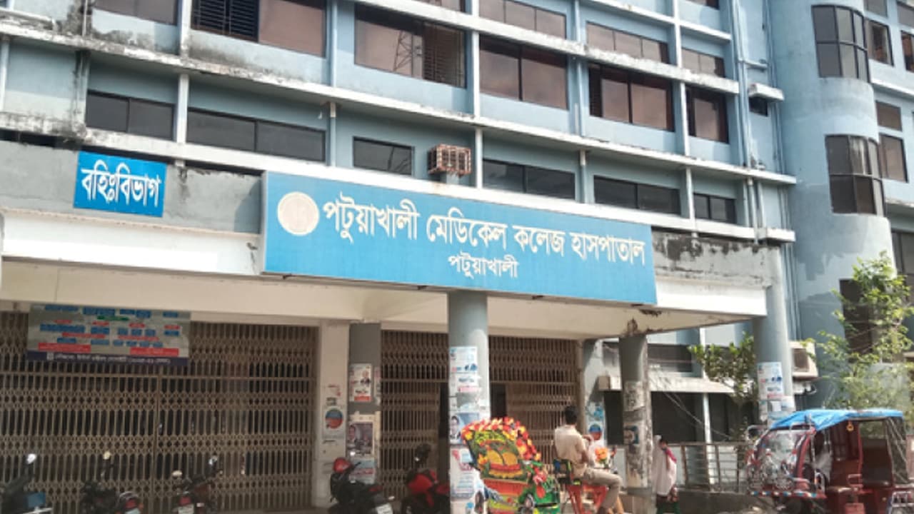 পটুয়াখালী মেডিকেল কলেজ হাসপাতালে তেলাপোকার উপদ্রব, স্বাস্থ্যঝুঁকিতে রোগীরা