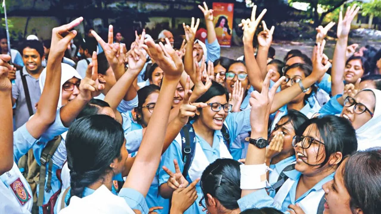 এসএসসি ও সমমানের ফল প্রকাশ: গড় পাসের হার ৬২.২৫ শতাংশ
