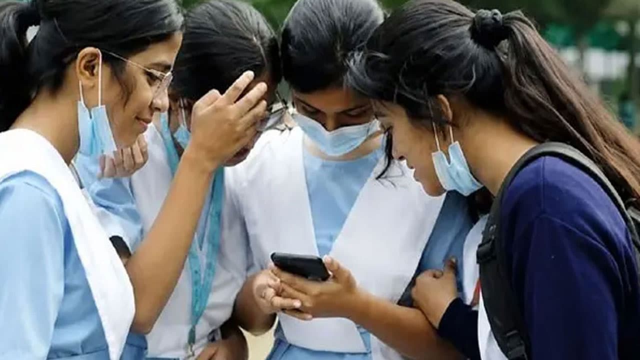 এসএসসি ও সমমান পরীক্ষার ফল প্রকাশ: গড় পাসের হার ৬২.২৫ শতাংশ