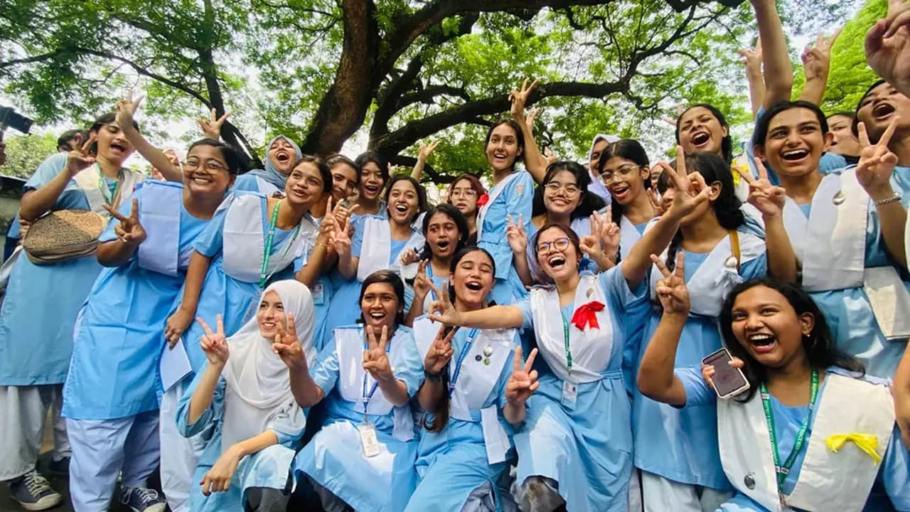 এসএসসি ও সমমান পরীক্ষার ফলাফল প্রকাশ: পাসের হার ও জিপিএ-৫ প্রাপ্তিতে শীর্ষে ঢাকা বোর্ড