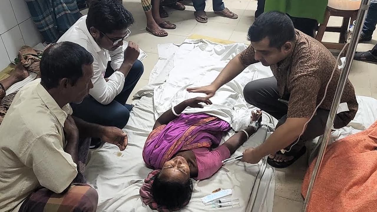 ঘুমন্ত গৃহবধূকে সাপের ছোবল, সাপসহ হাসপাতালে হাজির স্বজনরা