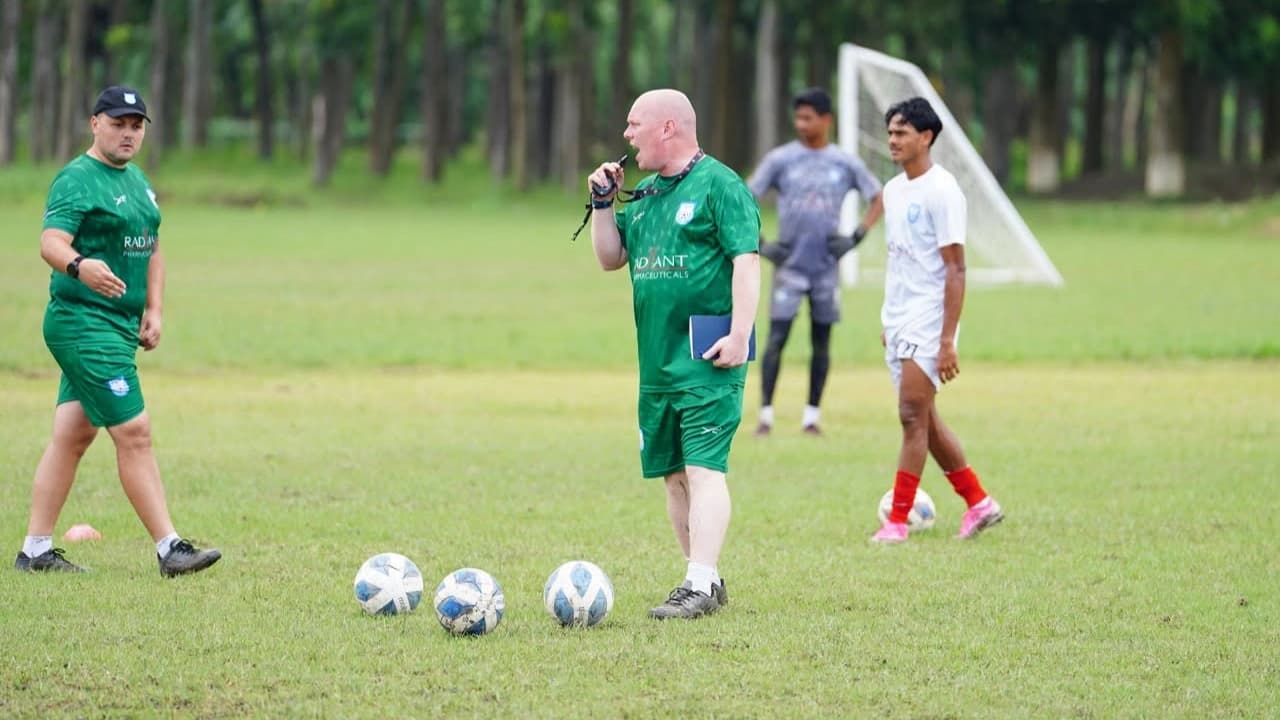 ‘পরিবারকে টাকা পাঠাতে পারছি না’, নিরাপত্তা নিয়েও শঙ্কিত বাংলাদেশের কোচ