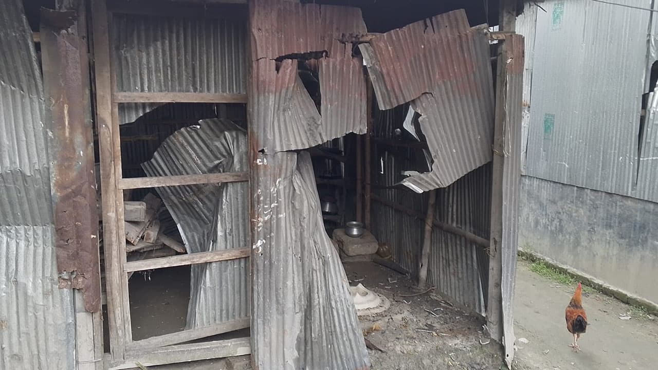 পীরগাছায় আওয়ামী লীগ নেতাদের নেতৃত্বে লুটপাট ও হামলা, গরু জবাই করে ভোজের অভিযোগ