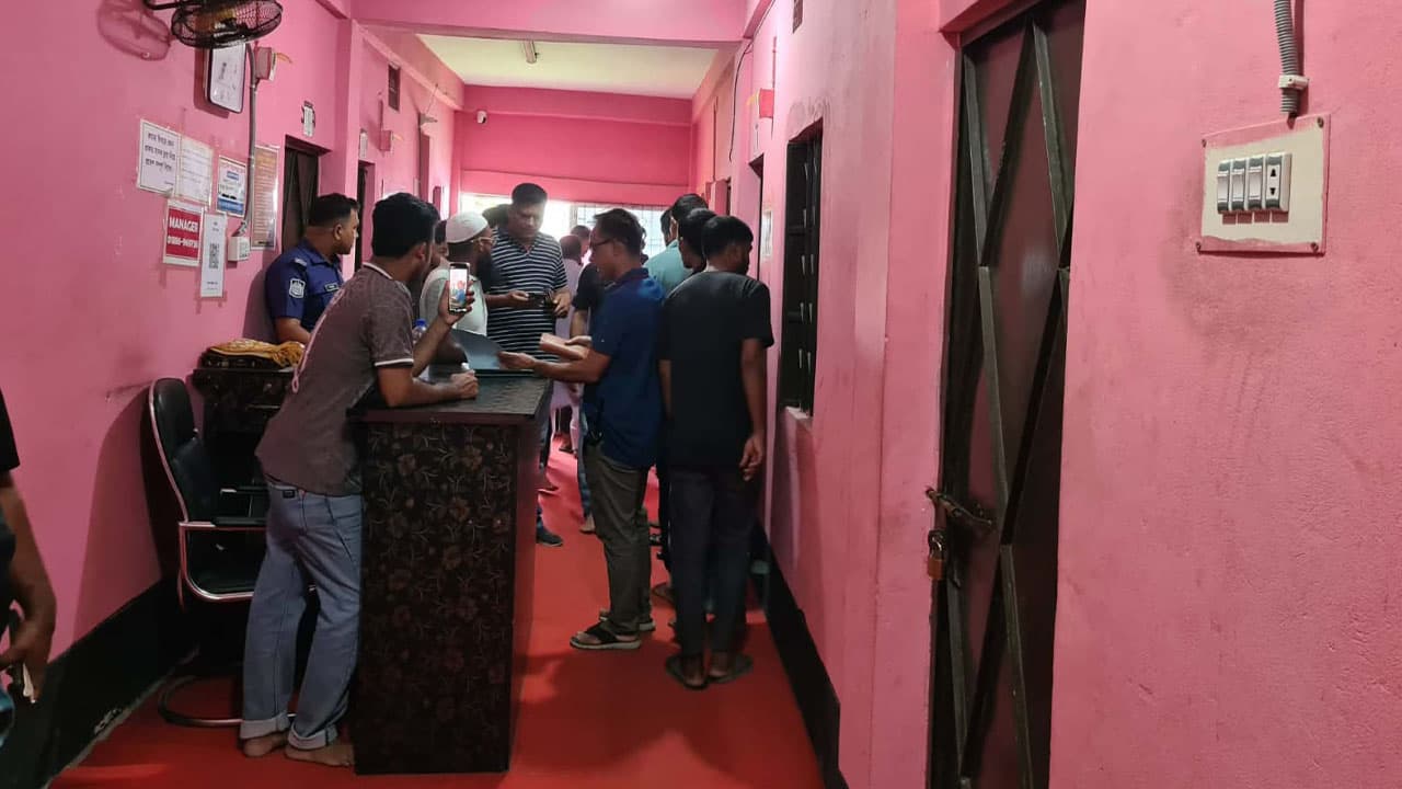 মিরসরাইয়ে হোটেলে পুলিশ সদস্যের মরদেহ উদ্ধার, রক্তাক্ত অবস্থায় স্ত্রী