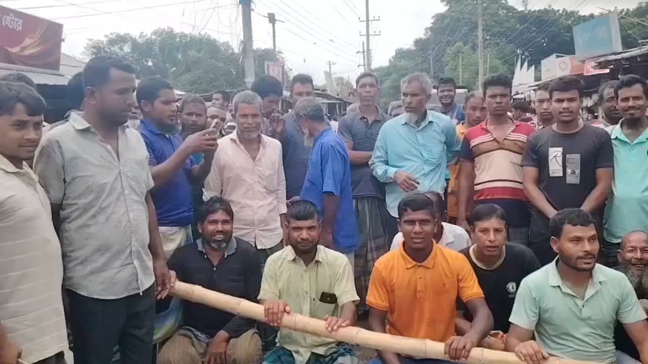 ডিলারের কাছে সার না পেয়ে মহাসড়ক অবরোধ কৃষকদের বিক্ষোভ