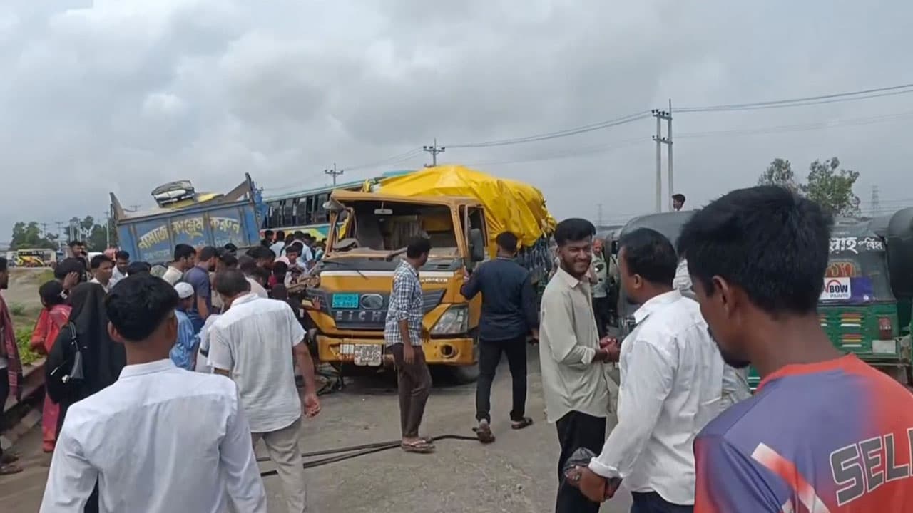 হবিগঞ্জে বাস ও পিকআপের মুখোমুখি সংঘর্ষে ৩ মৃত্যু