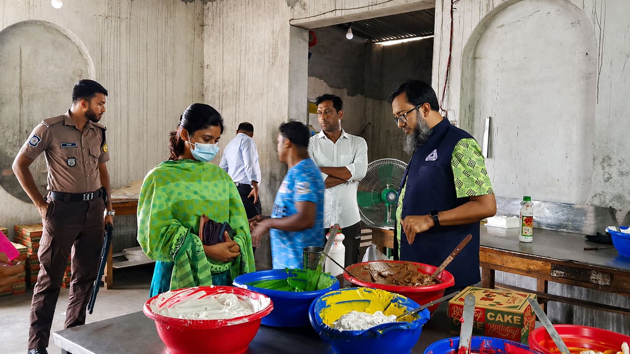 রাজশাহীতে অস্বাস্থ্যকর পরিবেশে কেক তৈরি, বেকারিকে ১০ হাজার টাকা জরিমানা
