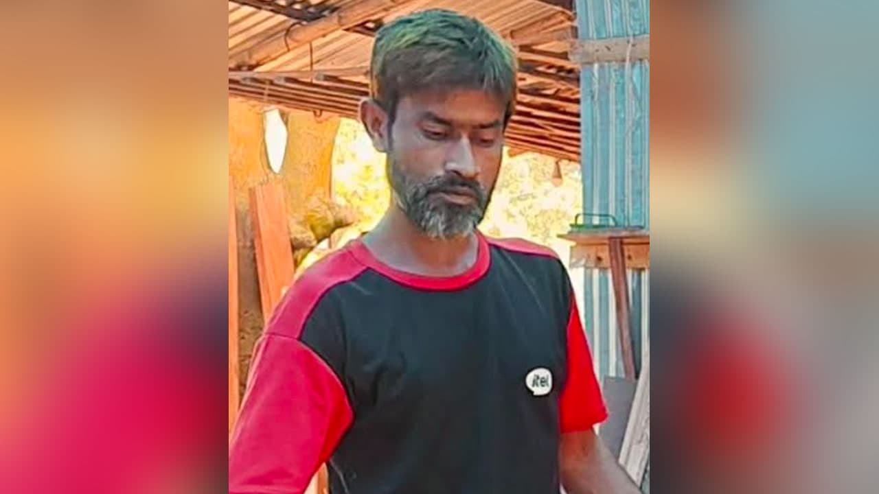 ৪৫ বছর বয়সে এসএসসি পাস করে অনন্য দৃষ্টান্ত গড়লেন কাঠমিস্ত্রি নাসিমুল