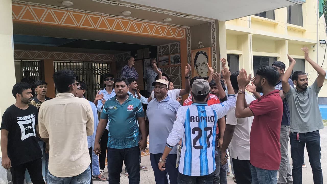 নাচোলে নিয়োগ দুর্নীতি কেন্দ্রিক বিক্ষোভ, ইউএনও কার্যালয়ে তালা