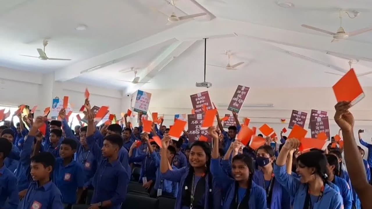 দুর্গাপুরে শিক্ষার্থীদের ‘লাল কার্ড’ প্রদর্শন, বাল্যবিয়ে ও মাদকের বিরুদ্ধে সচেতনতা
