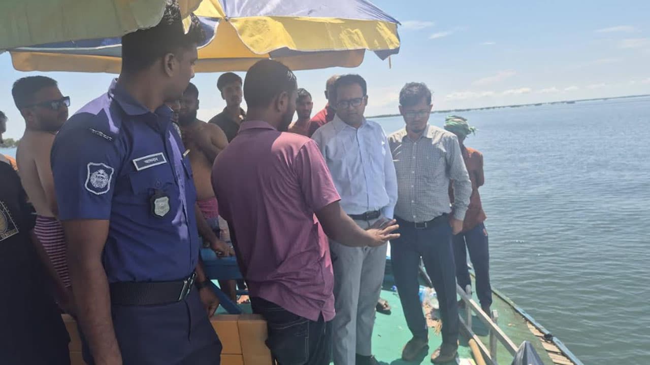 টাঙ্গুয়ার হাওরে সংরক্ষিত এলাকায় অবৈধ প্রবেশ: ৩ হাউসবোটের জরিমানা