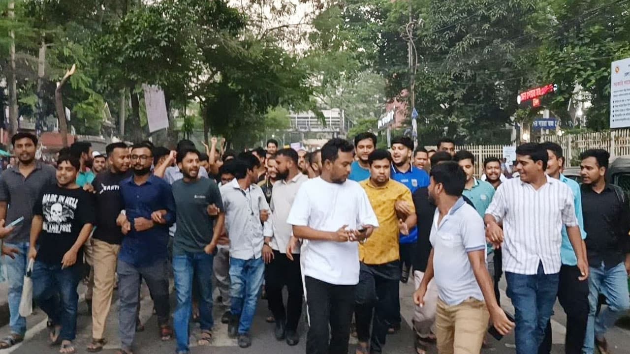 শিক্ষক নিয়োগে কমিটি পদ্ধতি নয়, এনটিআরসিএ বহালের দাবিতে জবিতে বিক্ষোভ