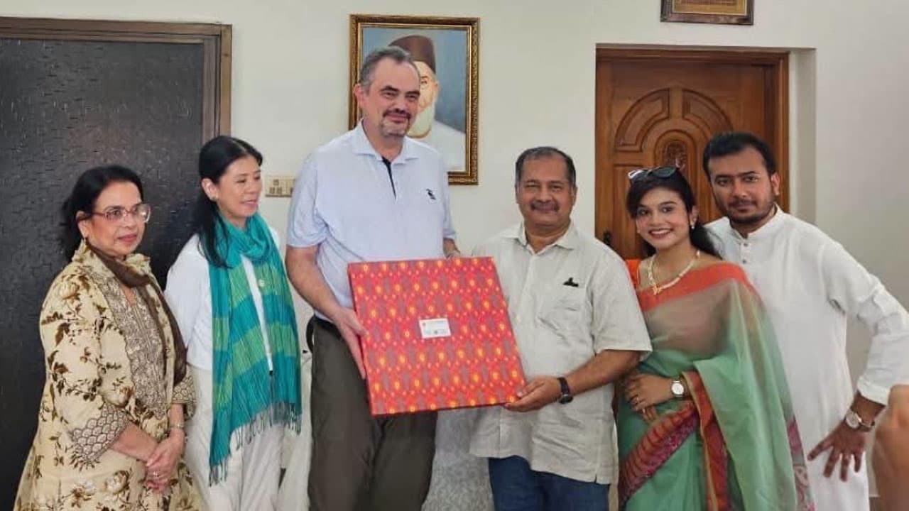 তথ্যমন্ত্রীর গ্রামের বাড়িতে দেশীয় খাবারের স্বাদ নিলেন মার্কিন রাষ্ট্রদূত