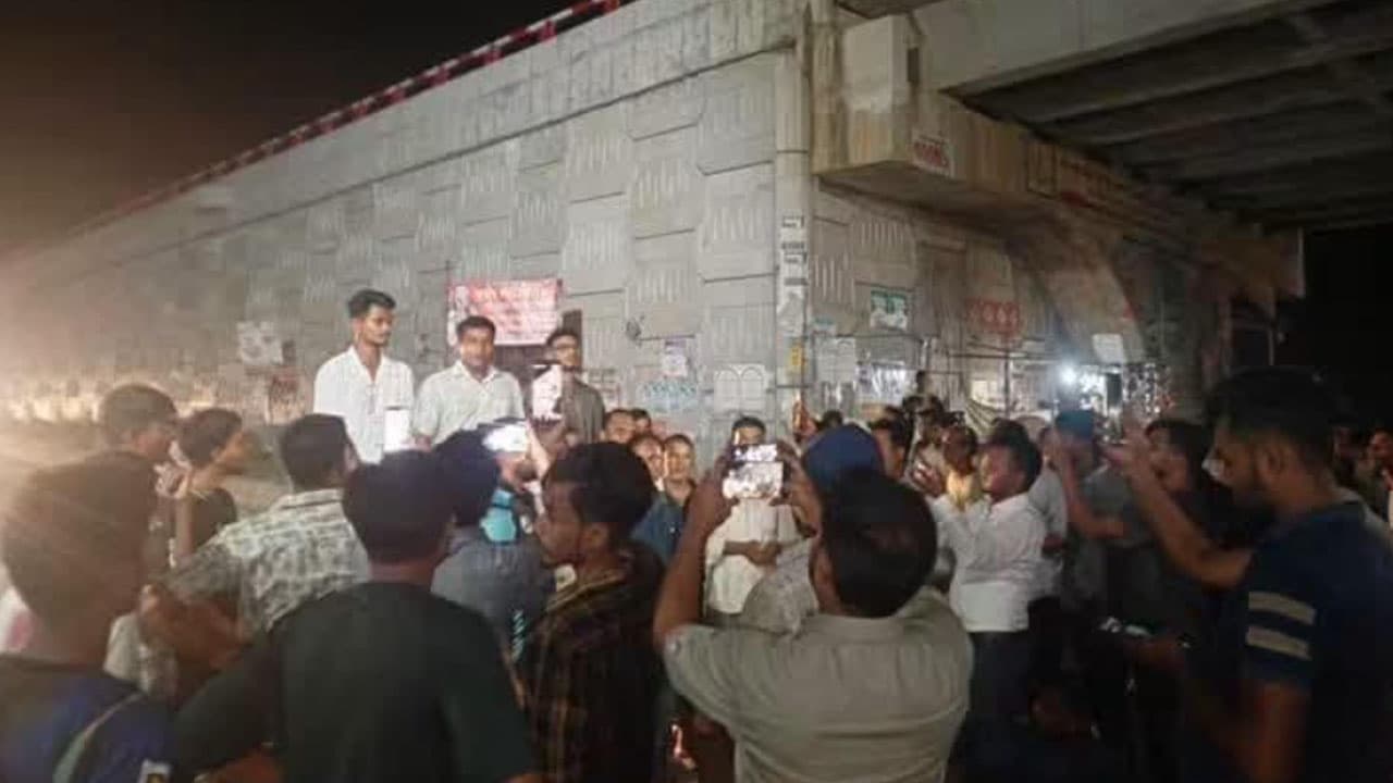 পলাশবাড়ীতে ইউএনও ও ডিসির অপসারণ দাবিতে ছাত্রদলের সড়ক অবরোধ