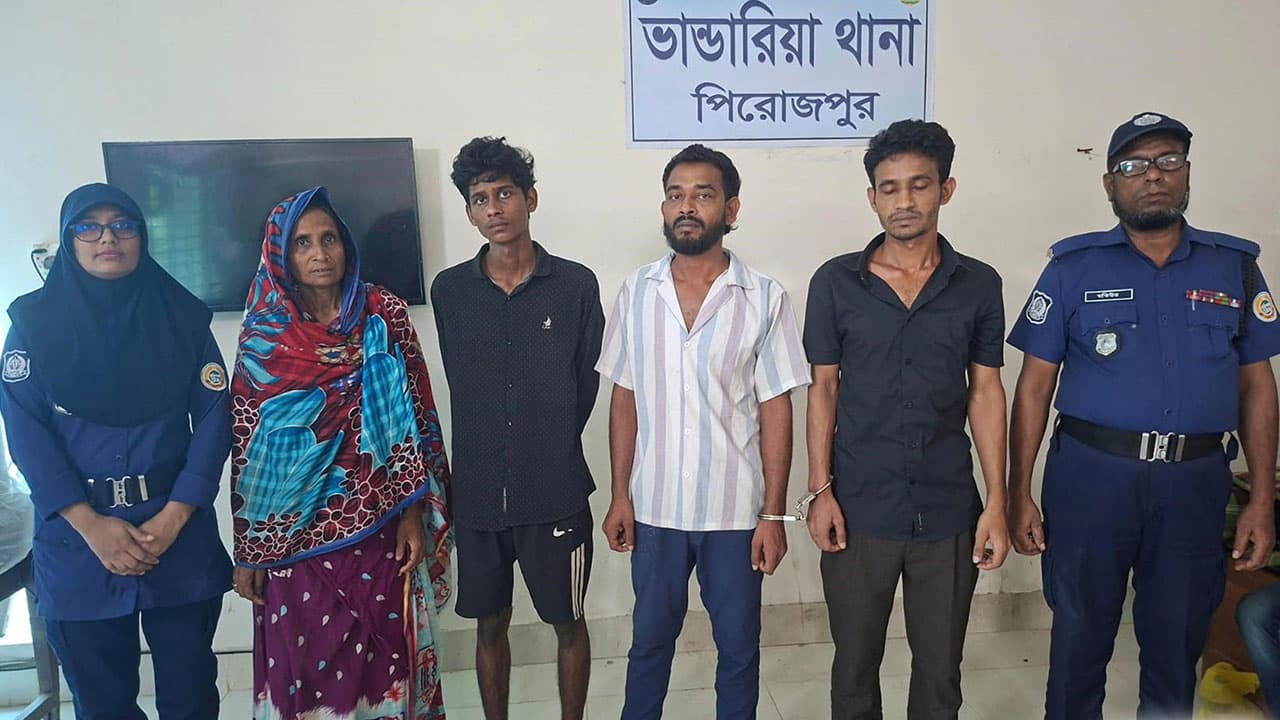 মাথায় লেগে থাকা ঘুণে ধরা কাঠের গুঁড়াই খুলে দিল খুনের রহস্য