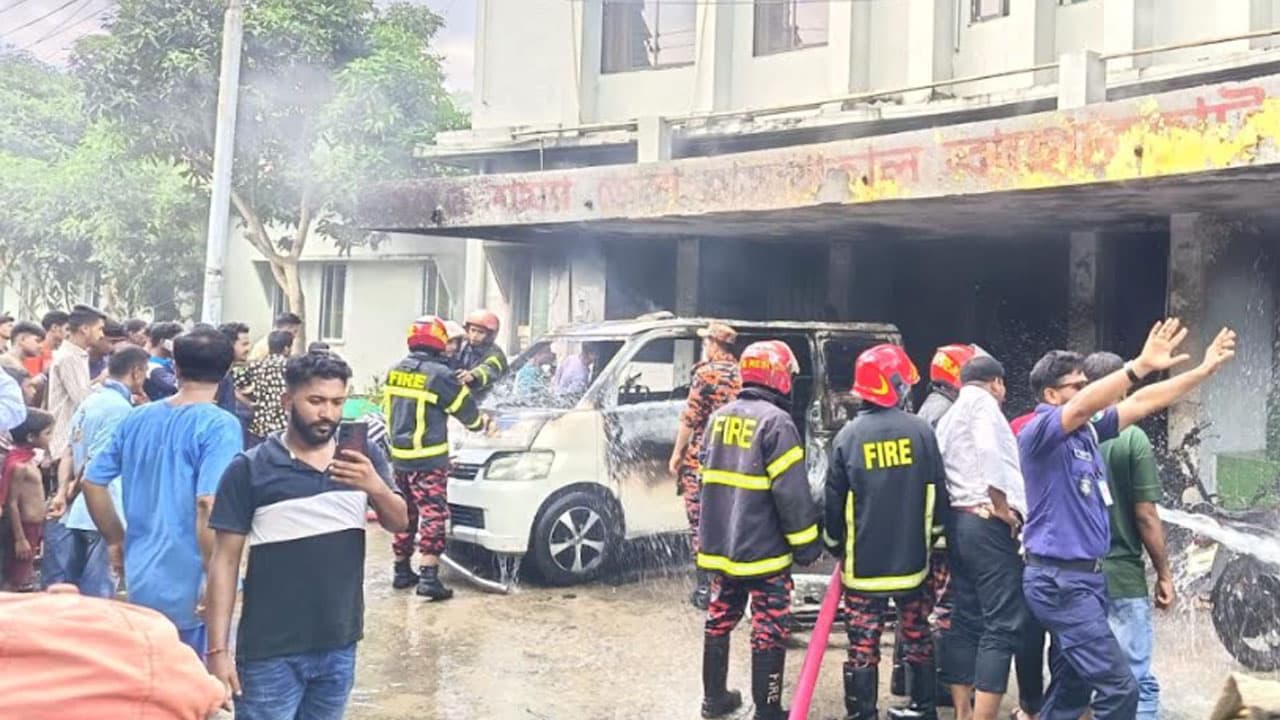 বাগেরহাট জেলা হাসপাতালে অ্যাম্বুলেন্স বিস্ফোরণ, চালক দগ্ধ