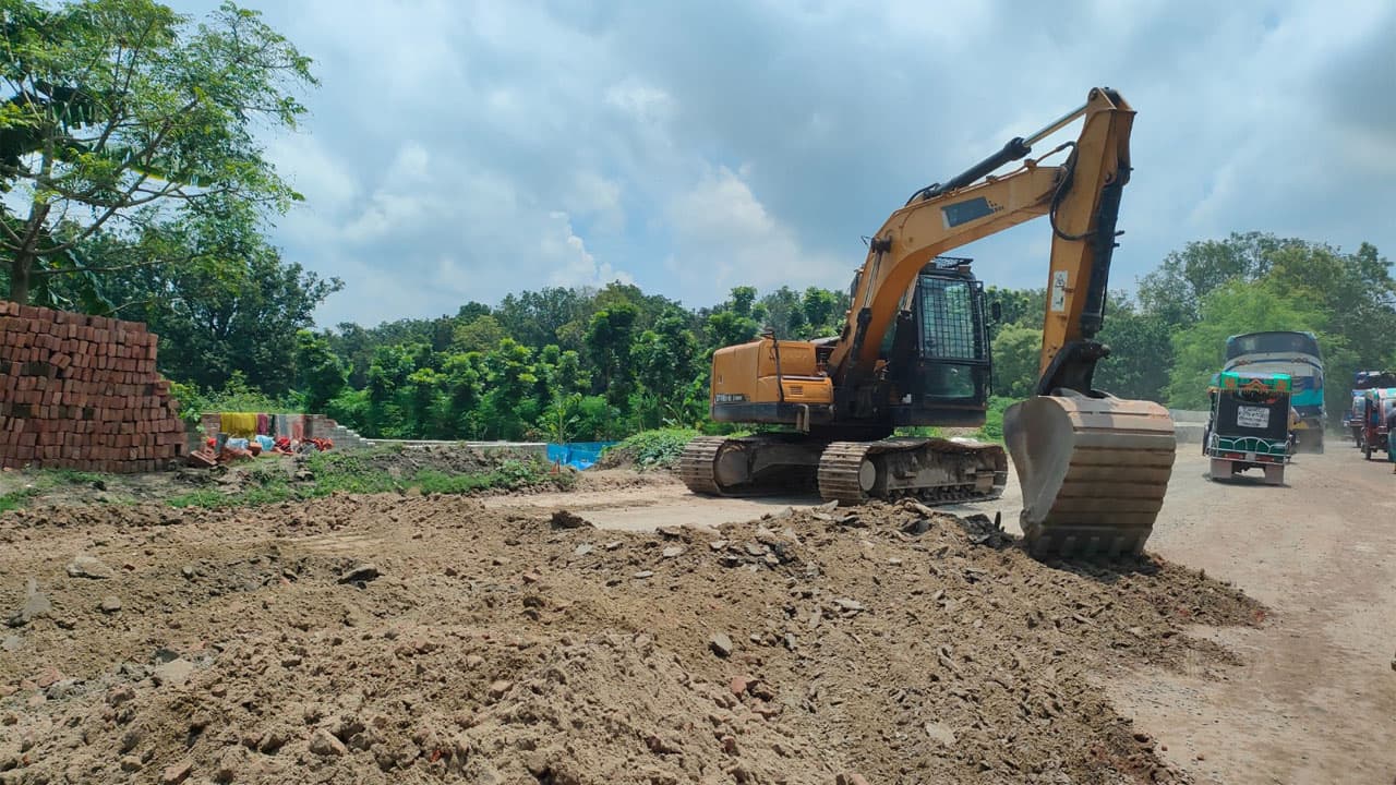 চরম অব্যবস্থাপনায় চাঁপাইনবাবগঞ্জ-সোনামসজিদ মহাসড়ক প্রশস্তকরণ, দুর্ভোগে পথচারী