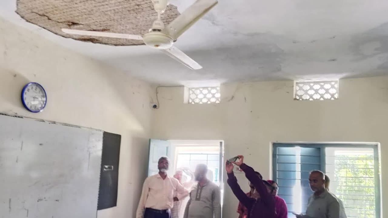 উজিরপুরে ক্লাসরুমের ছাদ থেকে পলেস্তারা খসে শিক্ষক আহত