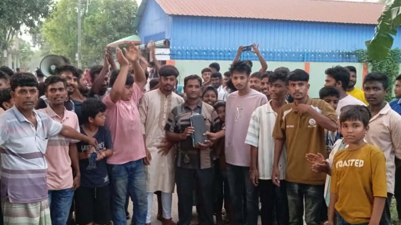 পাবনায় মিটার রিডারকে ৪ ঘণ্টা আটকে রাখল এলাকাবাসী