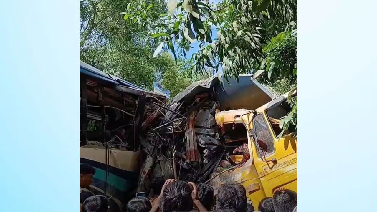 চাঁদপুরে বাস ও ডাম্পট্রাকের সংঘর্ষে ৩ মৃত্যু, আহত ১৮