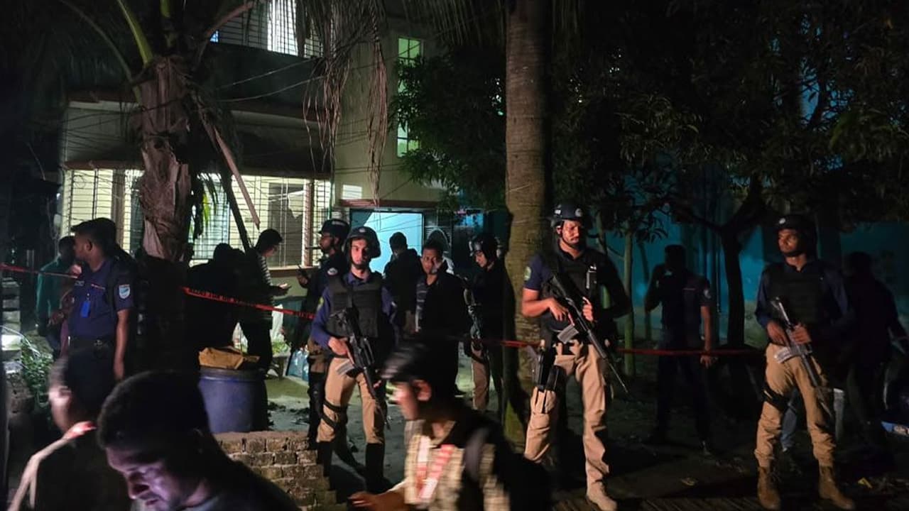 সাভারে বাড়ি ঘিরে অভিযান: বিস্ফোরকসহ আটক আরিফ