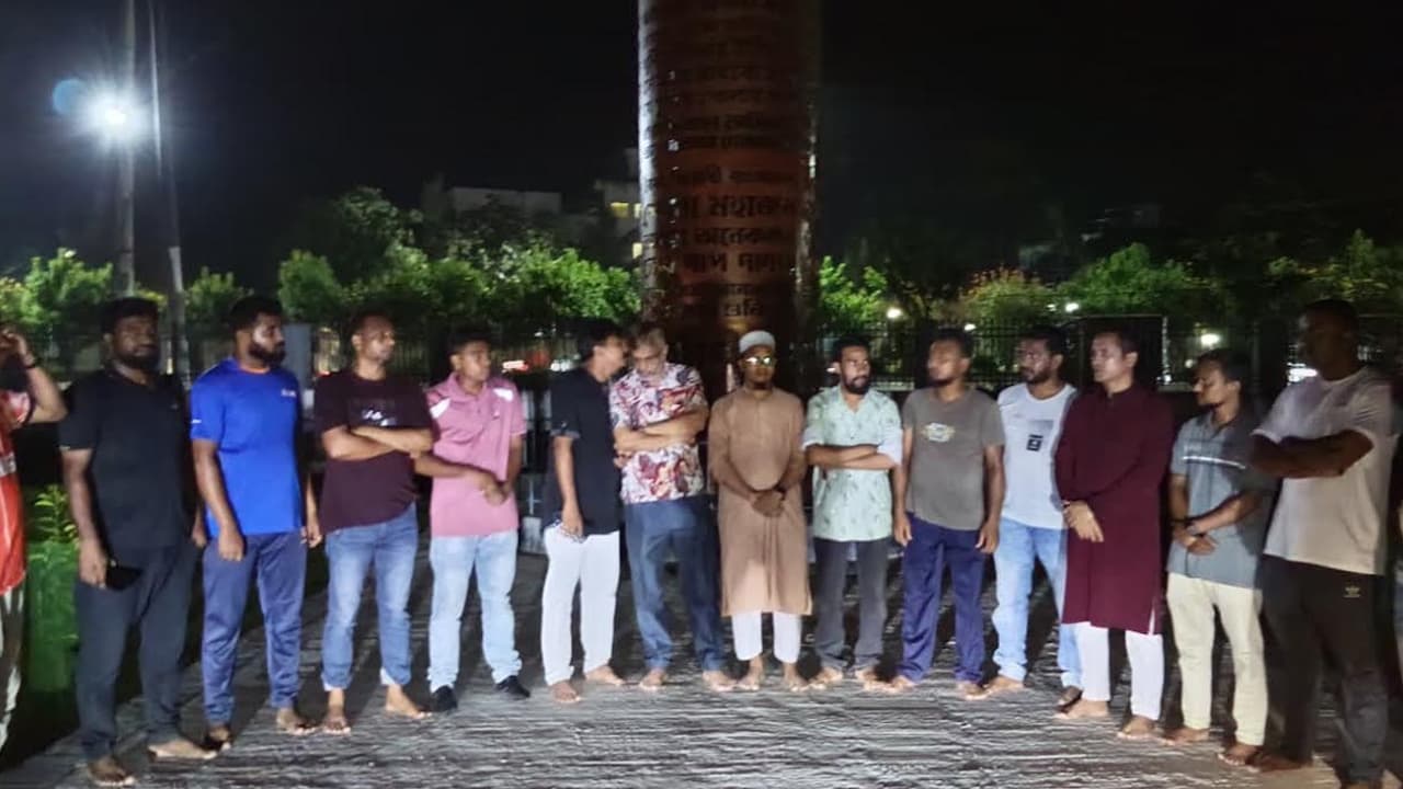 কুষ্টিয়ায় জুলাই স্মৃতিস্তম্ভে অগ্নিসংযোগ: তীব্র ক্ষোভ ও বিক্ষোভ সমাবেশ