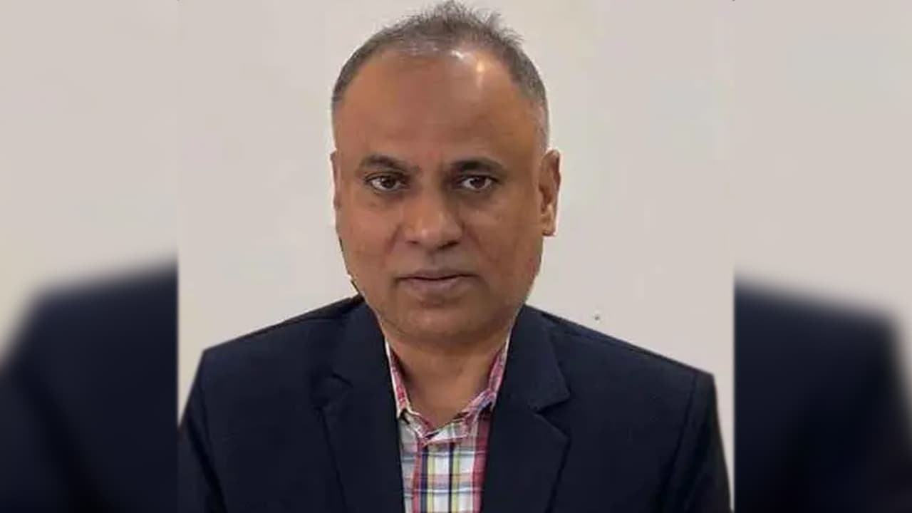 শেরপুরে নারীসহ পাসপোর্ট অফিসের সহকারী পরিচালক আটক