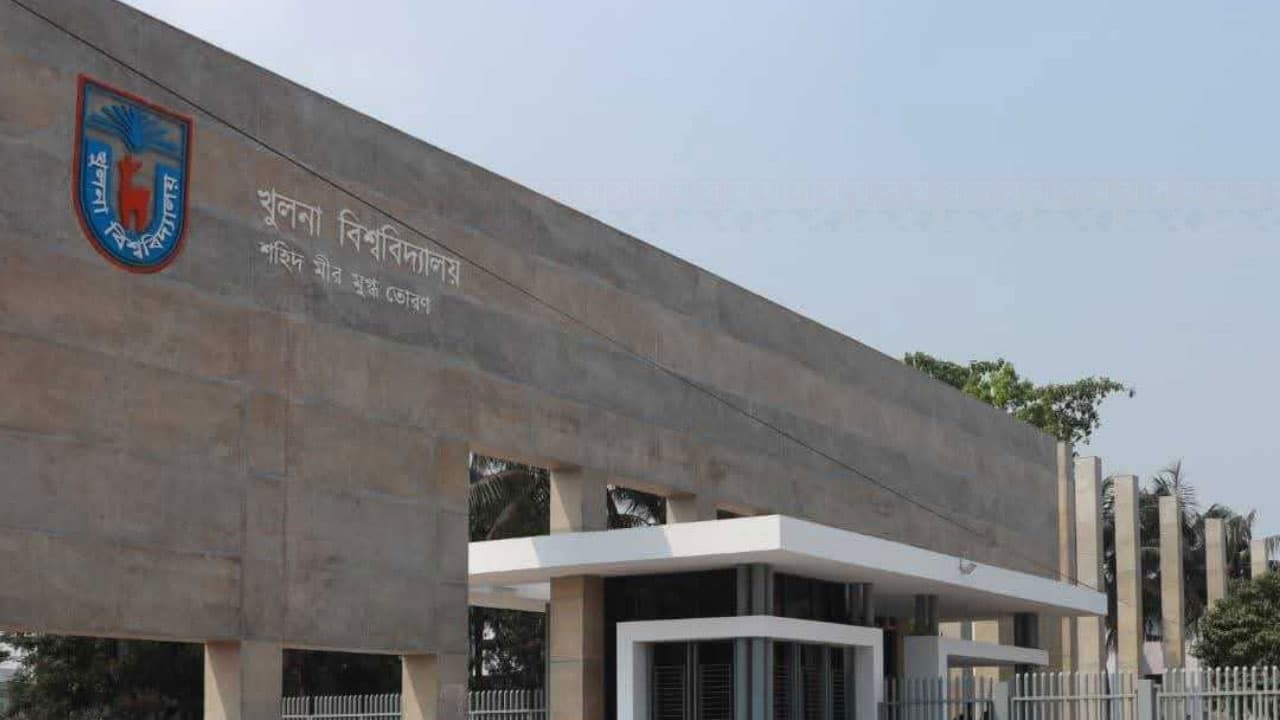 হাসিনাকে ফেরানোর গোপন তৎপরতা: খুবি শিক্ষকদের বিষয়ে তদন্ত কমিটি