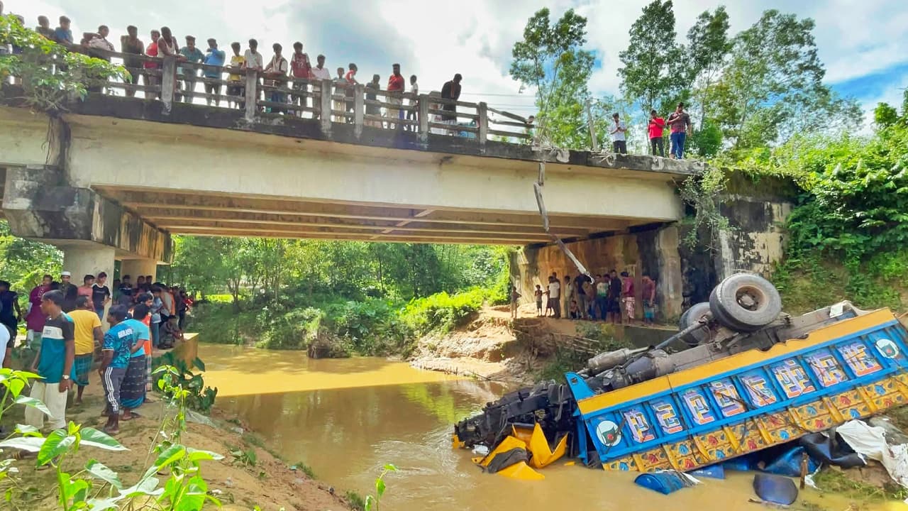 মৌলভীবাজারে তেলবাহী ট্রাক খালে পড়ে চালক নিহত