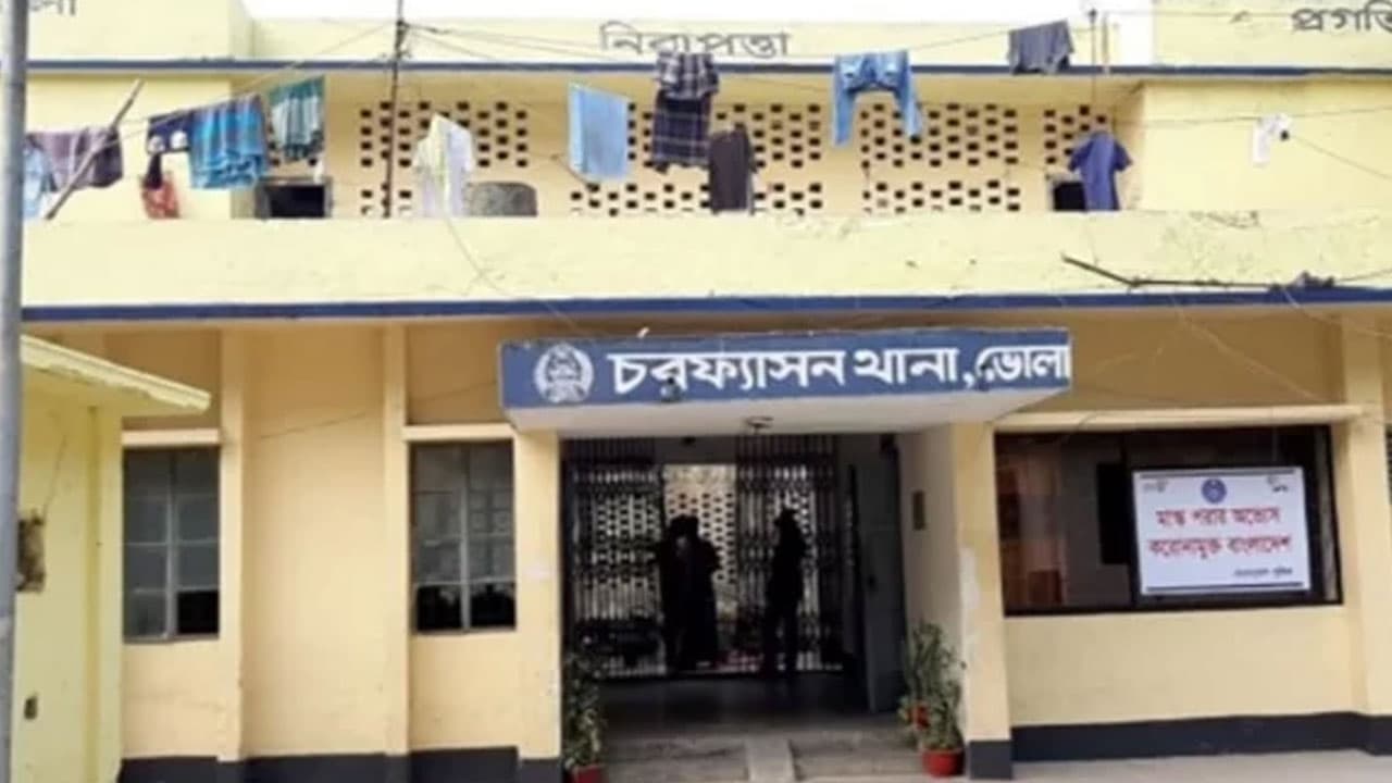 মিয়ানমারে পাচারের সময় ২৯৩ বস্তা সারসহ ৪ জন আটক