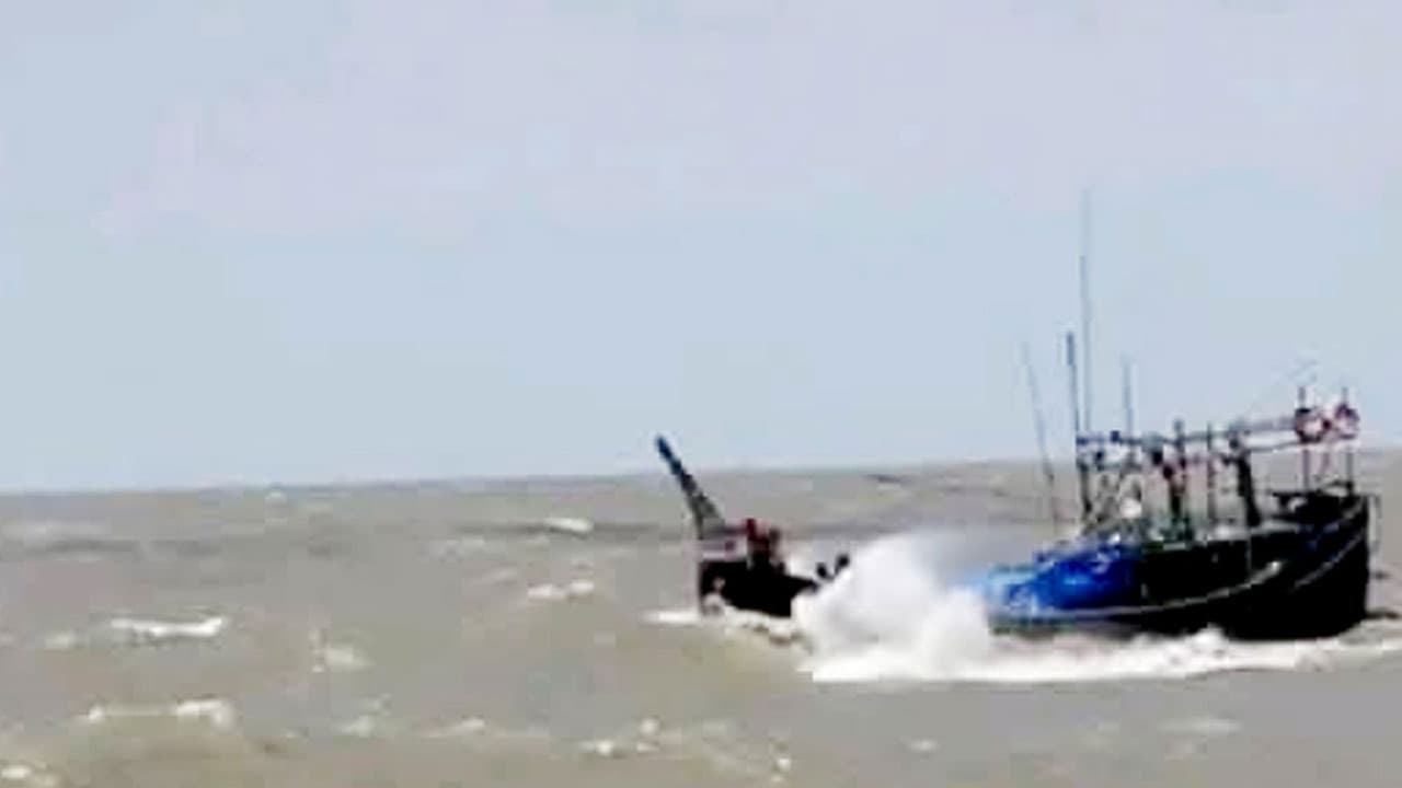 হাতিয়ায় উত্তাল সাগরে তিন ট্রলারডুবি, রক্ষা পেলেন ৪৮ জেলে