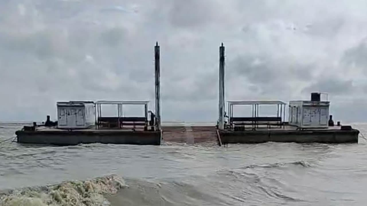 মাঝনদীতে ৪ ঘণ্টা আটকে ছিল ফেরি মহানন্দা