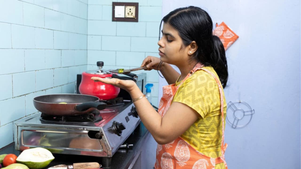 নোয়াখালীতে গ্যাস সরবরাহ সম্পূর্ণ বন্ধ, চরম ভোগান্তিতে প্রায় ৩০ হাজার গ্রাহক