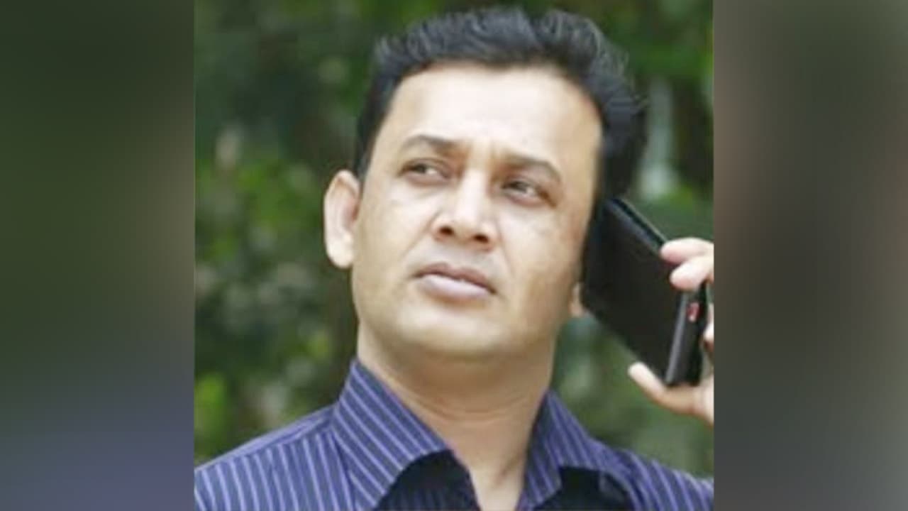 ঘুষ না দেওয়ায় ঠিকাদারকে মারধরের অভিযোগ পৌর কর্মকর্তার বিরুদ্ধে