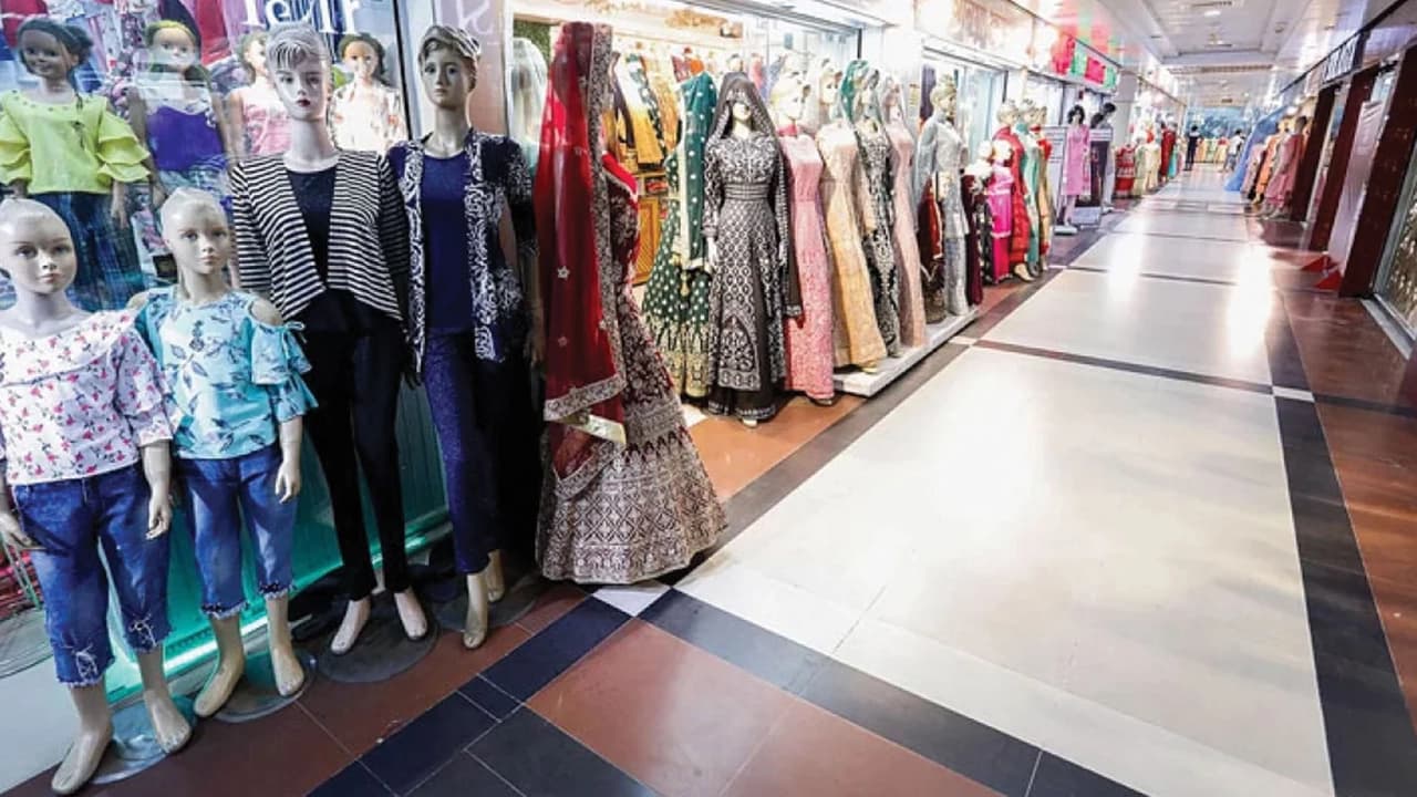 বিদ্যুৎ সংকটে দোকানপাট রাত ৮টায় বন্ধের সরকারি নির্দেশনা