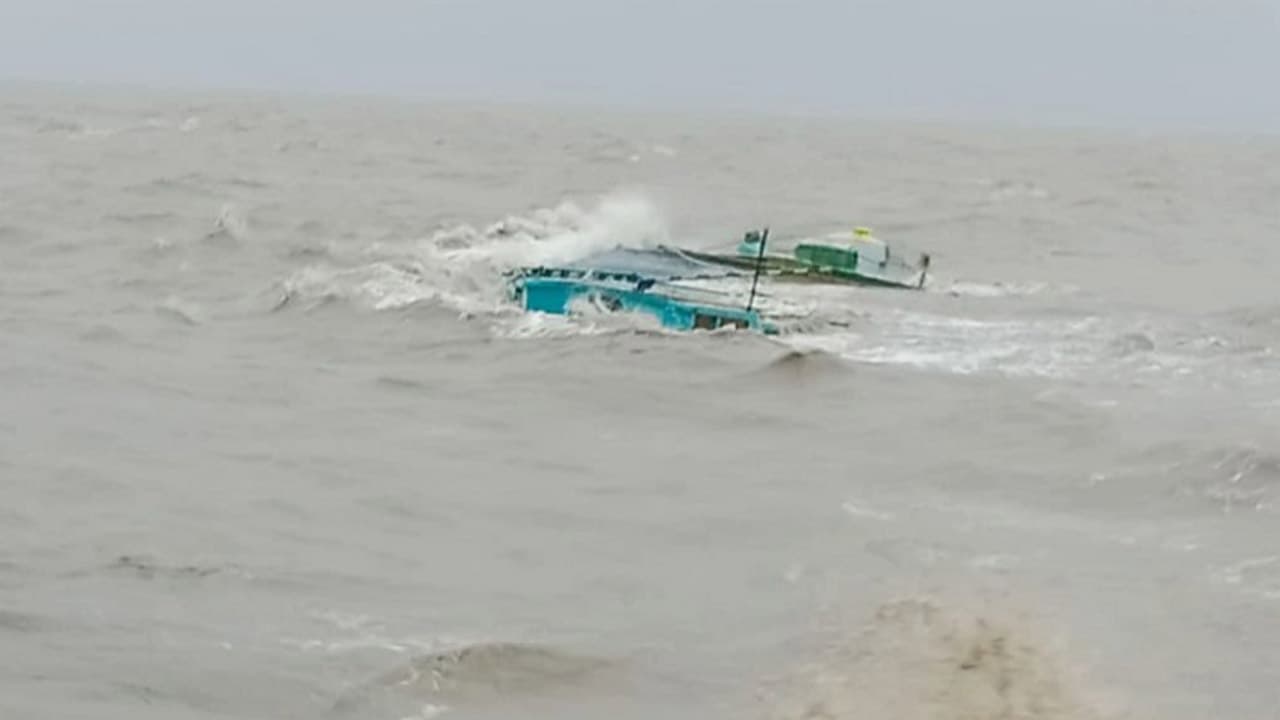 হাতিয়ায় লবণবোঝাই বলগেট ডুবিলে বাবুর্চির মৃত্যু, উদ্ধার ৭